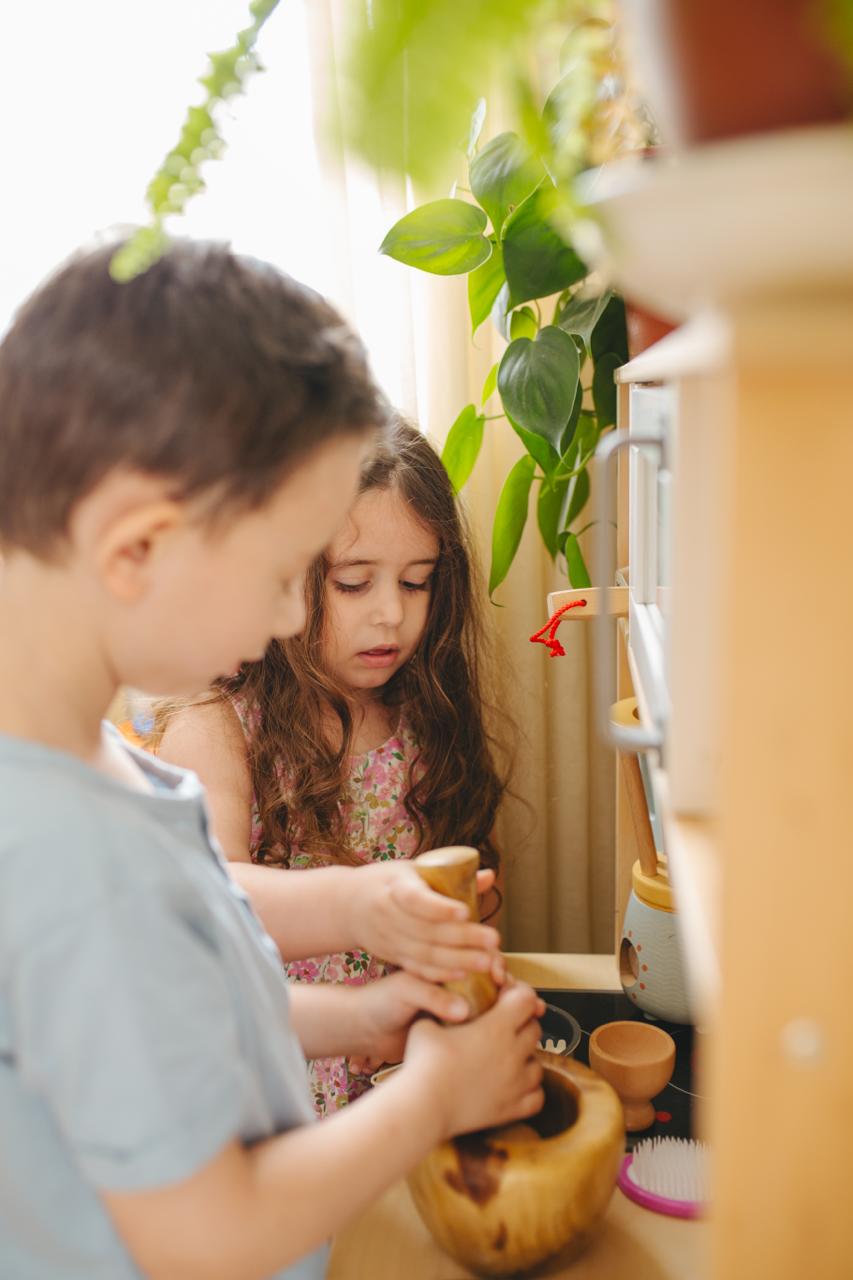 שני ילדים משחקים יחד